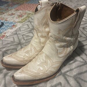 Circle G Women's Western Ankle Boots - Cream 7M